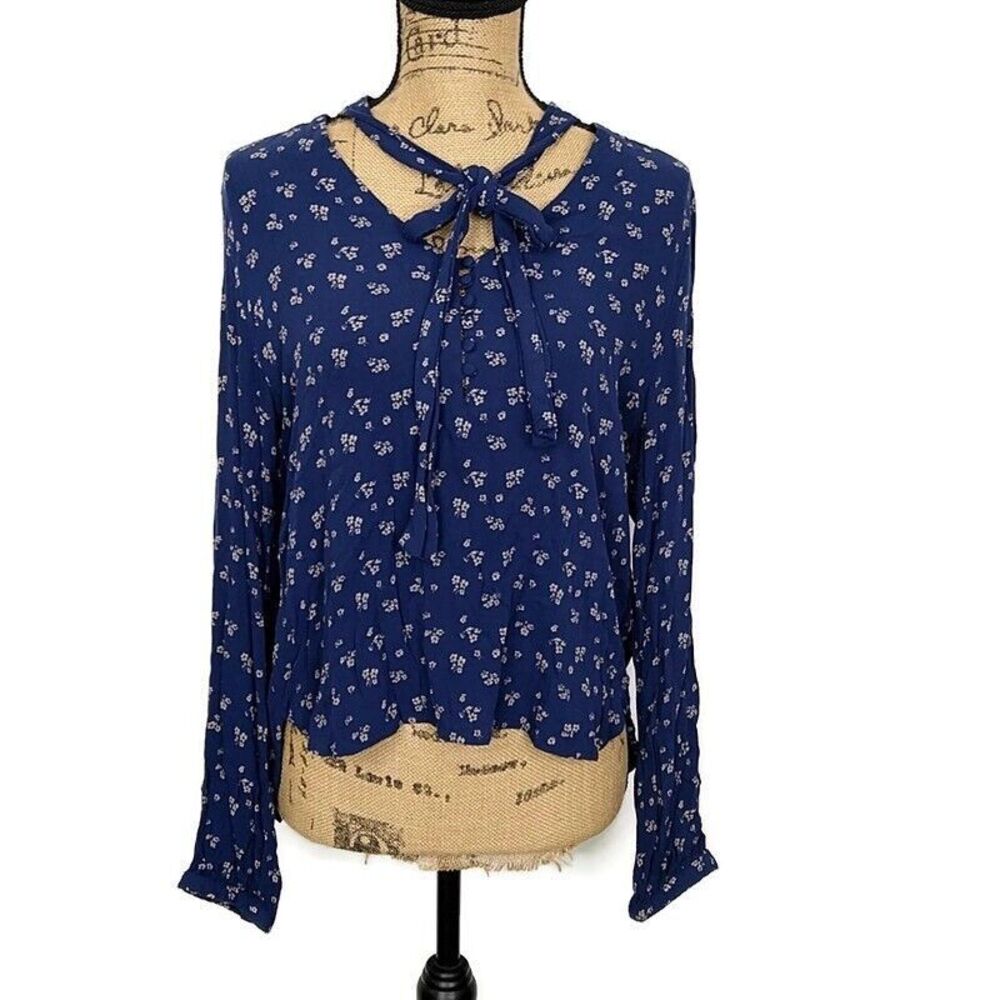 Wild Blue Sadie Robertson Womens M Top Blue Floral Tie‎ Neck 1/4 Button Long Slv
